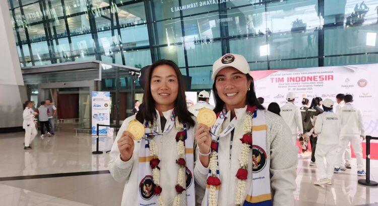 PERAIH MEDALI EMAS— Janice Tjen (kiri) dan Aldila Sutjiadi tiba di tanah air setelah menyabet medali emas di SEA Games 2025.