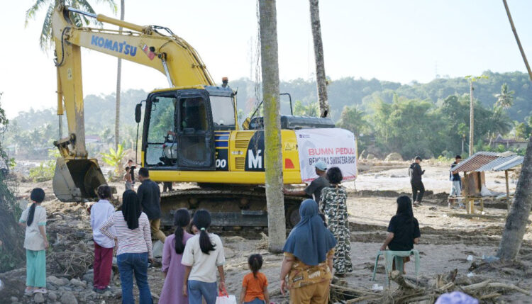 Dirikan Posko di Pauh, PT Semen Padang Kerahkan Tiga Alat Berat 1 KERAHKAN ALAT BERAT— PT Semen Padang Peduli–ESDM Siaga Bencana Kota Padang 2025, sejak Senin (1/12) mengerahkan tiga alat berat terdiri dari 1 unit excavator PC200, 1 unit backhoe loader, dan 1 unit skid loader ke area terdampak bencana di Kecamatan Pauh, Kota Padang.
