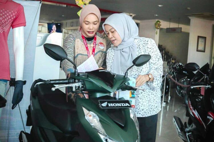 Promo Gebyar Akhir Tahun, Beli New Honda BeAT di Menara Agung Diskon Rp 444 Ribu 1 LAYANI KONSUMEN— Sales marketring PT Menara Agung melayani konsumen yang melakukan pembelian New Honda BeAT