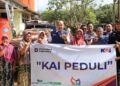 SALURKAN BANTUAN— PT KAI Divre II Sumbar kembali menyalurkan bantuan kemanusiaan kepada masyarakat terdampak bencana banjir, di di Nanggalo dan Batu Busuk, Kecamatan Pauh, Senin (29/12).
