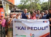 KAI Divre II Sumbar Distribusikan Bantuan untuk Warga Korban Banjir di Padang