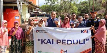 KAI Divre II Sumbar Distribusikan Bantuan untuk Warga Korban Banjir di Padang 9 SALURKAN BANTUAN— PT KAI Divre II Sumbar kembali menyalurkan bantuan kemanusiaan kepada masyarakat terdampak bencana banjir, di di Nanggalo dan Batu Busuk, Kecamatan Pauh, Senin (29/12).