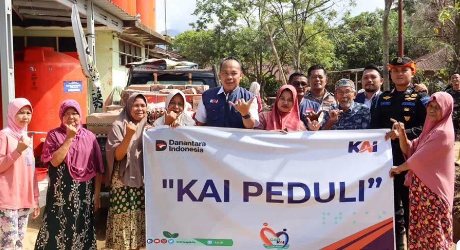 KAI Divre II Sumbar Distribusikan Bantuan untuk Warga Korban Banjir di Padang