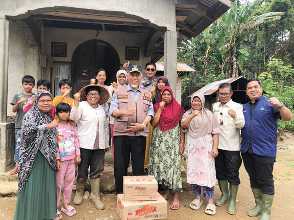 Tinjau Daerah Terdampak Bencana di Limapuluh Kota, Gubernur Mahyeldi Serap Aspirasi Masyarakat 1 SERAP ASPIRASI— Gubernur Sumatera Barat (Sumbar), Mahyeldi Ansharullah meninjau langsung sejumlah lokasi terdampak bencana alam di Kabupaten Limapuluh Kota, sekaligus mendengarkan aspirasi masyarakat terkait kebutuhan pemulihan pascabencana, Minggu (14/12).