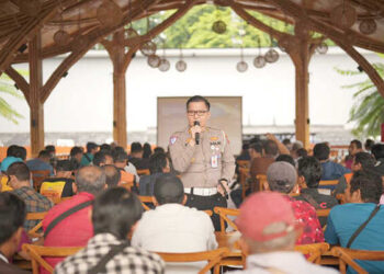 EDUKASI— Kasi Mitra Subdit Dikmas Ditkamsel Korlantas Polri, AKBP Muhammad Bima Jauhari pada sesi edukasi Lalamove Driver Academy.