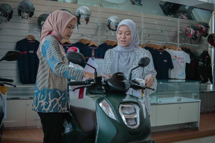 Promo Gebyar Akhir Tahun, Beli Honda Genio di Menara Agung Diskon Rp 888 Ribu 1 LAYANI KONSUMEN— Sales marketing PT Menara Agung melayani konsumen yang melakukan pembelian Honda Genio.