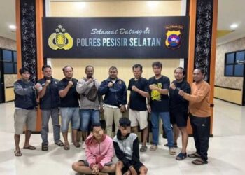 PENGEDAR— Dua pemuda yang diduga menjadi pengedar sabu-sabu ditangkap polisi dalam operasi di dua kecamatan di Kabupaten Pesisir Selatan, Kamis (11/12) siang.