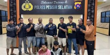 Polisi Nyamar jadi Pembeli, Dua Pengedar Sabu Diciduk dengan BB 7,25 Gram Sabu 13 Polisi Nyamar jadi Pembeli, Dua Pengedar Sabu Diciduk dengan BB 7,25 Gram Sabu
