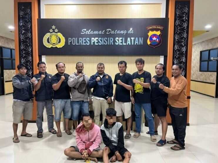 Polisi Nyamar jadi Pembeli, Dua Pengedar Sabu Diciduk dengan BB 7,25 Gram Sabu 1 PENGEDAR— Dua pemuda yang diduga menjadi pengedar sabu-sabu ditangkap polisi dalam operasi di dua kecamatan di Kabupaten Pesisir Selatan, Kamis (11/12) siang.