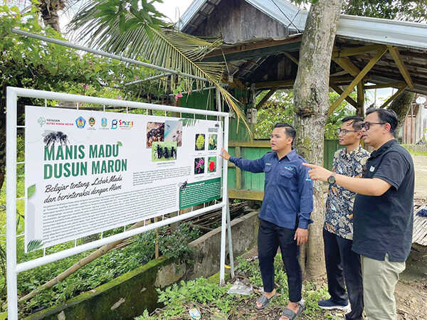 259 Tim Mahasiswa Bergerak, Astra Honda SDGs Future Leaders 2025 Nyalakan Aksi Sosial Berkelanjutan 1 PAPARKAN— Perwakilan kelompok Pemuda Berkarya (kiri) asal Universitas PGRI Madiun sedang menjelaskan perkembangan Program Pemberdayaan Petani Madu di Dusun Maron Madiun kepada perwakilan Yayasan AHM (kanan).