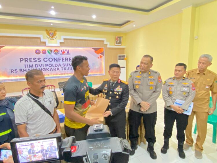 SERAHKAN SERTIFIKAT— Wakapolda Sumbar Brigjen Pol Solihin menyerahkan sertifikat hasil identifikasi enam jenazah korban galodo kepada keluarga di RS Bhayangkara Padang.