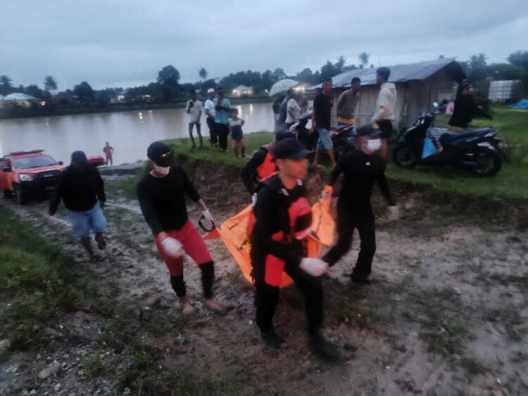 Tiga Hari Pencarian, Bocah 11 Tahun Ditemukan Tewas, Terseret Arus saat Mandi Bersama Rekan 1 EVAKUASI— Tim SAR mengevakuasi korban terseret arus Batang Anai yang ditemukan Minggu (14/12).