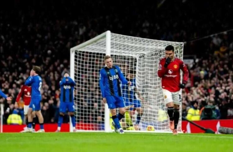 SELEBRASI— Casemiro (kanan) berselebrasi setelah mencetak gol untuk Manchester United saat melawan Bournemouth di Old Trafford pada Selasa (16/12).