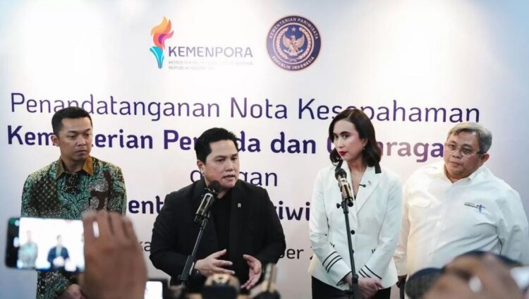 KERJASAMA— Menpora Erick Thohir tanda tangani MoU dengan Menpar Widiyanti Putri Wardhana.