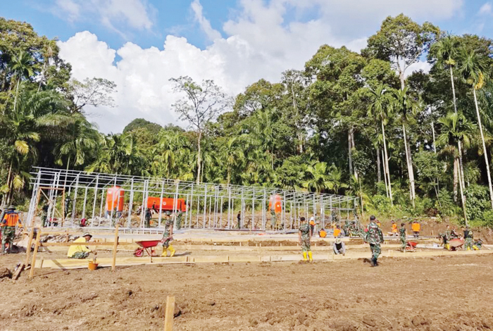 BANGUN HUNTARA— BNPB bersama pemerintah daerah, TNI, dan semua pihak terkait mempercepat pembangunan huntara di Agam, Sumbar.
