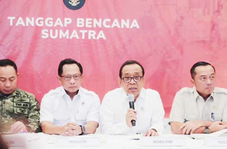 BERI KETERANGAN— Menko PMK Pratikno menyampaikan keterangan terkait dengan perkembangan penanggulangan bencana alam di Sumatera.