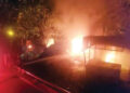 KABAKARAN WARUNG— Kebakaran melanda dua petak warung di kawasan Jalan Samudera Nomor 64, Kelurahan Olo, Kecamatan Padang Barat, Kota Padang, Jumat (26/12) dini hari. Peristiwa tersebut terjadi di kawasan pinggir pantai yang dikenal cukup ramai aktivitas masyarakat, terutama pada siang hingga malam hari.