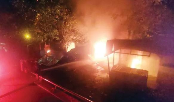 KABAKARAN WARUNG— Kebakaran melanda dua petak warung di kawasan Jalan Samudera Nomor 64, Kelurahan Olo, Kecamatan Padang Barat, Kota Padang, Jumat (26/12) dini hari. Peristiwa tersebut terjadi di kawasan pinggir pantai yang dikenal cukup ramai aktivitas masyarakat, terutama pada siang hingga malam hari.