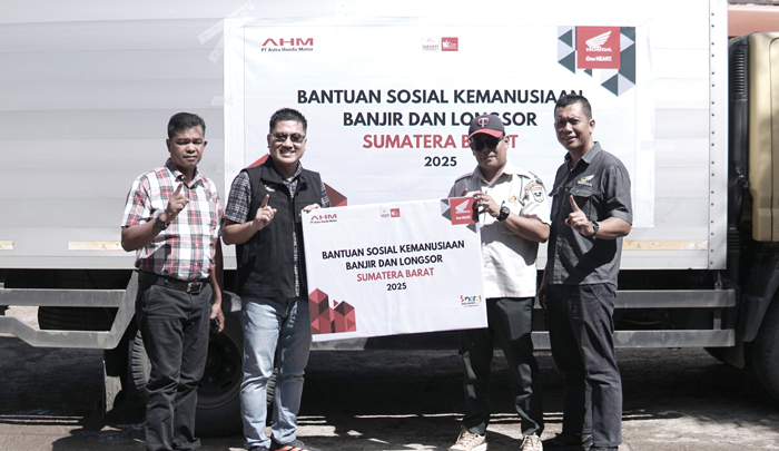 SALURKAN BANTUAN— Sebagai bentuk kepedulian terhadap masyarakat terdampak bencana alam, PT AHM bersama Main Dealer Honda wilayah Sumatera Barat, PT Hayati Pratama Mandiri (Honda Hayati), menyalurkan bantuan pemulihan pascabencana kepada BPBD Provinsi Sumbar.