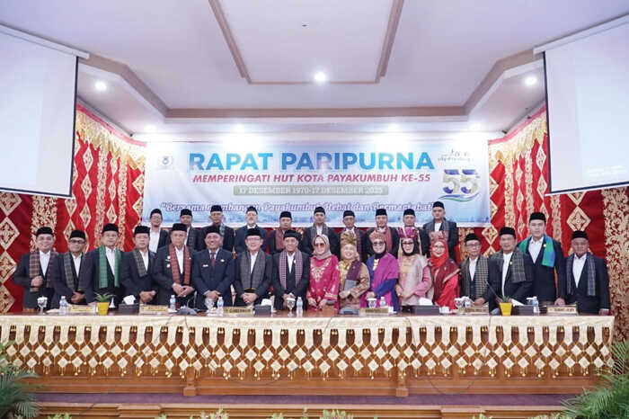 Sidang Paripurna HUT Kota Payakumbuh ke-55 Tahun, Kota Payakumbuh Mengalami Kemajuan dari Waktu ke Waktu 1 Foto bersama Ketua, Wakil Ketua dan Anggota DPRD Kota Payakumbuh serta Forkopimda usai pelaksanaan Rapt Paripurna Peringatan HUT ke-55 Kota Payakumbuh.