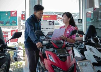 LAYANI KONSUMEN—Sales marketing PT Menara Agung melayani konsumen yang melakukan pembelian Honda Vario 160.