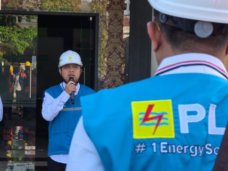 LEPAS TIM— General Manager PLN UID Sumbar, Ajrun Karim melepas Tim Bantuan Percepatan Recovery Kelistrikan ke wilayah kerja PLN UID Aceh pada Senin (22/12).