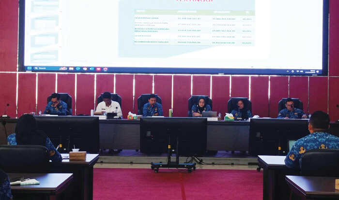 3 OPD Pemko Realisasi Pendapatan dan Belanja Daerah Sudah 100 Persen 1 RAPAT EVALUASI— Asisten II Bidang Perekonomian dan Pembangunan Setda Kota Padang, Didi Aryadi memimpin Rapat Evaluasi dan Koordinasi Pelaksanaan Kegiatan Pembangunan Semester II Tahun Anggaran 2025 di Ruang Pertemuan Abu Bakar Ja’ar, Balaikota, Aie Pacah, Rabu (17/12).