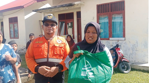 Peduli Korban Bencana, BAZNAS Pessel Salurkan 375 Paket Sembako 1 PAKET SEMBAKO— Sebanyak 375 paket sembako disalurkan BAZNAS Kabupaten Pesisir Selatan kepada korban bencana banjir dan tanah longsor yang melanda sejumlah wilayah di daerah tersebut.
