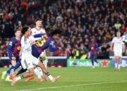 Brace Jules Kounde Bantu Barcelona Comeback 2-1 atas Frankfurt