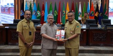 SERAHKAN LAPORAN— Ketua DPRD Sumbar Muhidi menyerahkan laporan reses kepada Gubernur Sumbar yang diwakili Sekdaprov Arry Yuswandi.