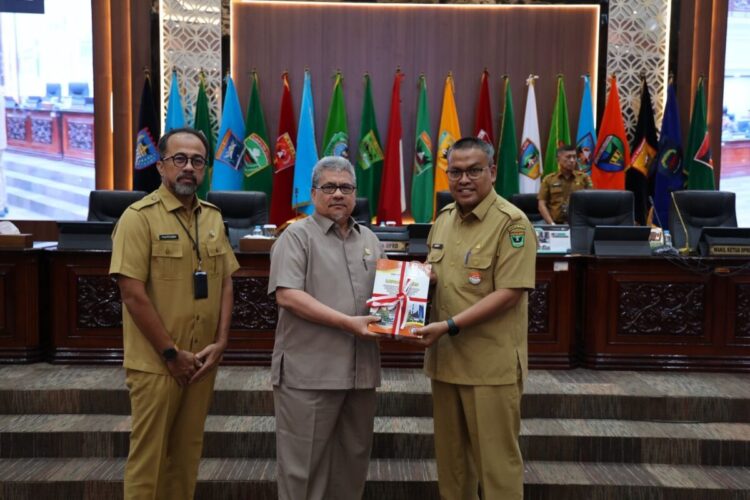 SERAHKAN LAPORAN— Ketua DPRD Sumbar Muhidi menyerahkan laporan reses kepada Gubernur Sumbar yang diwakili Sekdaprov Arry Yuswandi.