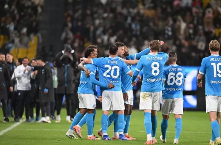 PAHLAWAN KEMENANGAN— David Neres jadi pahlawan Napoli dengan dua gol ke gawang Bologna, memastikan trofi Piala Super Italia ketiga.