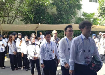 MAGANG— Peserta Magang Nasional mengantre masuk ke acara pembukaan di Kantor Kemnaker. Program Magang Nasional Batch III Resmi dibuka, Kamis (4/12).