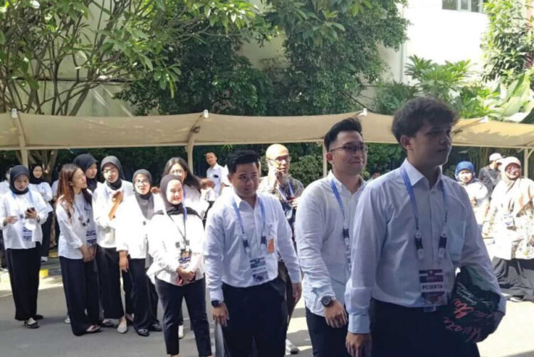 MAGANG— Peserta Magang Nasional mengantre masuk ke acara pembukaan di Kantor Kemnaker. Program Magang Nasional Batch III Resmi dibuka, Kamis (4/12).