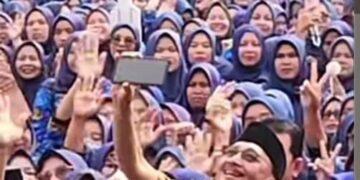 4.191 PPPK Paruh Waktu Pessel Diambil Sumpah Jabatan 9 FOTO BERSAMA— Bupati Pesisir Selatan Hendrajoni berfoto bersama dengan ribuan PPPK Paruh Waktu yang diangkat dan diambil sumpahnya, di GOR Ilyas Yakub Rawang Painan, Kecamatan IV Jurai, Selasa (30/12).