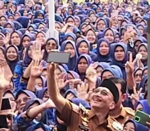 FOTO BERSAMA— Bupati Pesisir Selatan Hendrajoni berfoto bersama dengan ribuan PPPK Paruh Waktu yang diangkat dan diambil sumpahnya, di GOR Ilyas Yakub Rawang Painan, Kecamatan IV Jurai, Selasa (30/12).