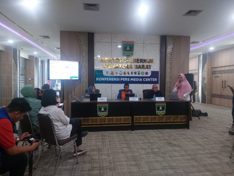 Sebanyak 32 Perangkat Starlink Siap Dipasang, Masyarakat di Lokasi Bencana di Sumbar Bisa Akses Internet Gratis 1 Kepala Balmon Spektrum Frekuensi Radio Kelas II Padang, Helmi bersama Kepala Dinas Kominfotik Sumbar, Rudy Rinaldy dan Perwakilan Kementerian Komdigi berikan keterangan pers, Rabu (3/12) di Kantor Gubernur Sumbar.