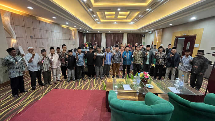 Transfer Nilai-nilai Minangkabau kepada Generasi Muda, Kapasitas dan Peran Pemangku Adat Diperkuat 1 Kepala Dinas Kebudayaan Sumbar, Jefrinal Arifin, Kabid Sejarah, Adat dan Nilai-nilai Tradisi, Fadhli Junaidi bersama narasumber dan peserta bimtek.