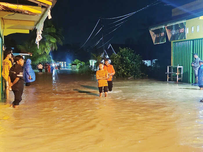 Peningkatan Curah Hujan 11 - 13 Desember, Gubernur Keluarkan Imbauan, Cuaca itu Ketentuan Allah, Utamakan Keselamatan Diri dan Keluarga 1 TINGKATKAN KEWASPADAAN— Seluruh masyarakat diminta untuk meningkatkan kewaspadaan dan mengambil langkah antisipatif, setelah BMKG mengeluarkan pemberitahuan adanya potensi peningkatan curah hujan di sebagian wilayah Sumbar periode 11-13 Desember.