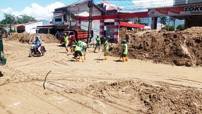 Dampak Banjir Bandang, 12 Korban Meninggal Dunia, 4.446 Jiwa masih Mengungsi, Pulihkan Kota, Alat Berat dan Ratusan Petugas Dikerahkan 1 PEMULIHAN KOTA— Dinas PUPR Kota Padang mengerahkan alat berat dan ratusan tenaga manual untuk untuk membersihkan sedimen di permukiman padat yang tidak dapat dijangkau mesin.