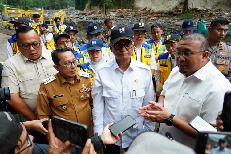 Luluhlantak Akibat Banjir Bandang, Bupati Eka Putra Ajak Menteri PU Lihat Kondisi Malalo 1 BERIKAN KETERANGAN—Menteri PU RI Dody Hanggodo, Anggota DPR RI Andre Rosiade dan Wakil Gubernur Vasko Ruseimy serta Bupati Tanah Datar Eka Putra, SE, MM, berikan keterangan pada wartawan terkait kondisi di beberapa daerah di Tanah Datar setelah dihantam banjir bandang.