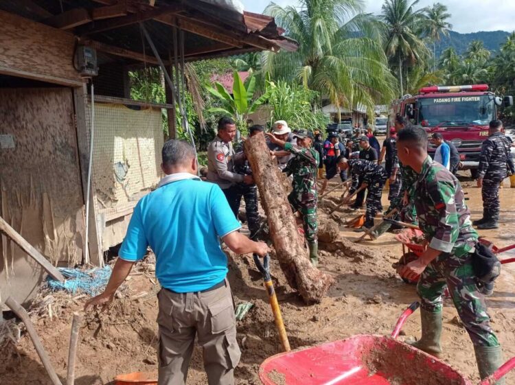 Material Banjir di Guo Lubuk Tempurung Dibersihkan, Warga Merasa Aman 1 BERSIHKAN MATERIAL BANJIR— Tim gabungan Pemko Padang goro bersama membersihkan material banjir yang masih tersisa di kawasan Guo Lubuk Tempurung, Kecamatan Kuranji, Jumat (12/12).