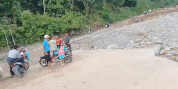 Akhirnya Jalan di Batu Busuk Sudah Bisa Dilewati Kendaraan Roda Dua 13 Akhirnya Jalan di Batu Busuk Sudah Bisa Dilewati Kendaraan Roda Dua