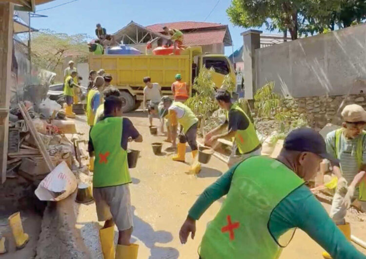 PEMBERSIHAN SEDIMEN BANJIR— Dinas PUPR mempercepat pembersihan sedimen pasca banjir dengan berbagai cara. Meski penggunaan peralatan dimaksimalkan, terdapat sejumlah titik yang mengharuskan pembersihan dilakukan manual, seperti yang di Tabiang Banda Gadang, Kecamatan Nanggalo.