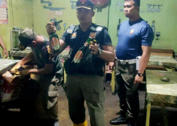 PENERTIBAN— Petugas Satpol PP Kota Padang mengamankan belasan botol minol yang tidak berizin dijual pemilik tempat usaha. Selain itu petugas juga menemukan jika di Atom Center ini, aktivitas live music terus berjalan dan sudah mengganggu masyarakat.