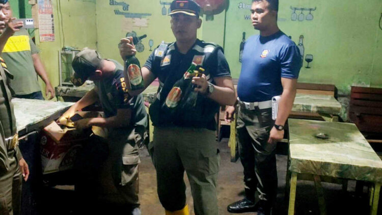 Live Music dan Minuman Beralkohol Dijual Bebas di Atom Center, Satpol PP Amankan Belasan Botol Minol 1 PENERTIBAN— Petugas Satpol PP Kota Padang mengamankan belasan botol minol yang tidak berizin dijual pemilik tempat usaha. Selain itu petugas juga menemukan jika di Atom Center ini, aktivitas live music terus berjalan dan sudah mengganggu masyarakat.