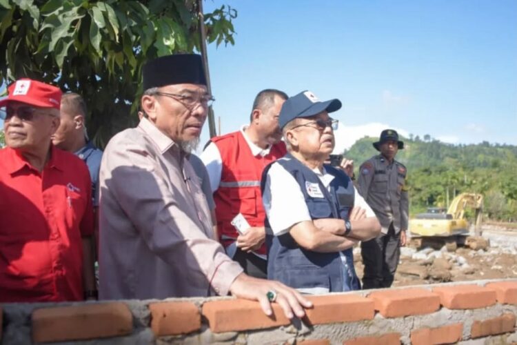 KUNJUNGI BATU BUSUK— Ketua Umum Palang Merah Indonesia (PMI) Jusuf Kalla didampingi Wakil Wali Kota Padang Maigus Nasir, melihat langsung kondisi sungai yang terbelah akibat banjir, tumpukan kayu besar yang terbawa arus di di kawasan Batu Busuk, tepatnya di sekitar SMPN 44 Padang, Kecamatan Pauh, Sabtu (20/12).