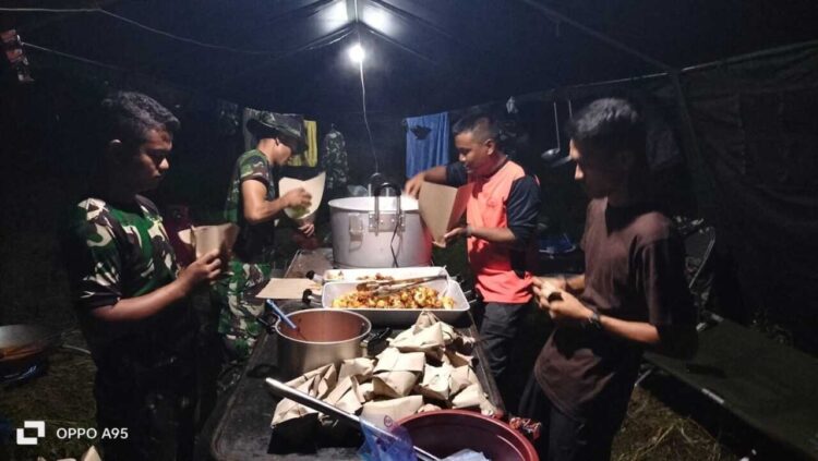 Dinsos Sumbar Masih Operasikan 59 Dapur Umum, 605 Tagana Salurkan Ribuan Nasi Bungkus Setiap Hari 1 SIAP SALURKAN—Terlihat petugas di dapur umum bantuan bencana alam Sumbar sedang mempersiapkan nasi bungkus untuk disalurkan.