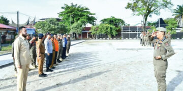 APEL PASUKAN—  Wali Kota Padang Fadly Amran menghadiri Apel Gelar Pasukan Kesiapsiagaan Bencana yang jajaran Satpol PP dan unsur terkait, di lapangan Mako Satpol PP, jalan Tan Malaka, Senin (29/12) pagi.