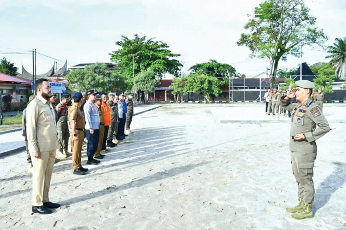 Satpol PP, Pasukan Sigap dan Tanggap Dalam Situasi Darurat, Wako: Jaga Ketertiban Selama Nataru dan Tetap Siaga 1 APEL PASUKAN— Wali Kota Padang Fadly Amran menghadiri Apel Gelar Pasukan Kesiapsiagaan Bencana yang jajaran Satpol PP dan unsur terkait, di lapangan Mako Satpol PP, jalan Tan Malaka, Senin (29/12) pagi.